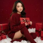 Chân dung Giáng Sinh nghệ thuật với không khí ấm áp và dịu dàng trong studio đỏ