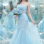 Diện đầm dạ hội xanh nhẹ và tạo dáng như công chúa trong không gian lấp lánh