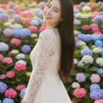 Chân dung cô gái Á Đông trong vườn hoa cẩm tú cầu đẹp rạng ngời