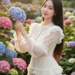 Tạo ảnh chân thực của cô gái châu Á xinh đẹp trong vườn cẩm tú cầu tuyệt đẹp