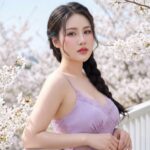 Chân dung phụ nữ đẹp với phong cách tự nhiên bên hoa anh đào mùa xuân