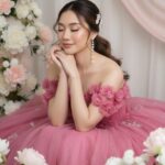 Bức chân dung đẹp như mơ của một cô gái trong bộ váy hồng rực rỡ