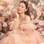 Tạo dáng như nữ thần giữa vườn hoa rực rỡ với phong cách mơ mộng đầy ấn tượng.