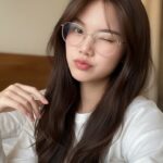 Chân dung tự sướng tinh nghịch của cô gái trẻ với phong cách giản dị và quyến rũ