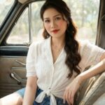 Chân dung cô gái trẻ với phong cách vintage đầy cuốn hút và tự nhiên