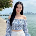 Cô gái trẻ xinh đẹp bên bến tàu trong nắng mùa xuân rực rỡ