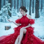 Bí kíp diện đầm đỏ kiêu sa giữa rừng tuyết cho nàng thích sự bí ẩn và quyến rũ