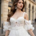 Thời trang cao cấp ngoài phố với mẫu áo playsuit trắng tinh tế và phong cách chói sáng