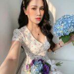 Chân dung 8K tuyệt đẹp của cô gái trong không gian sáng và đầy sắc màu hoa tươi