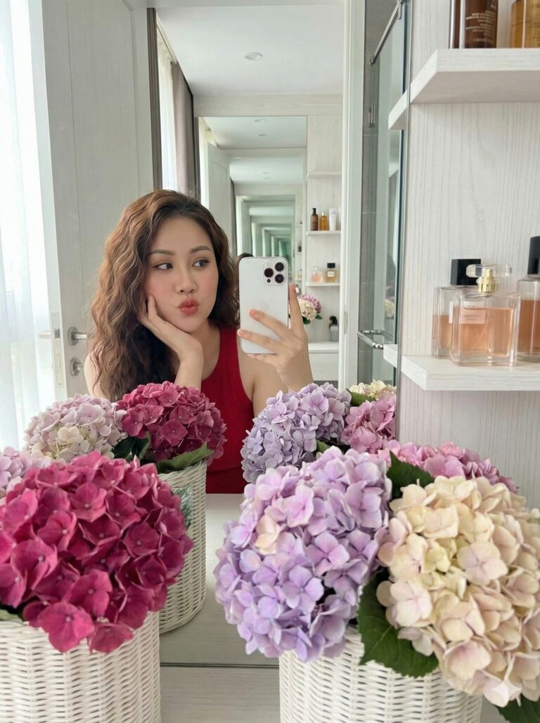 Góc nhìn gần: Cô gái xinh đẹp chụp selfie trong không gian đầy hoa và ánh sáng ấm áp