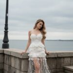 Cô gái dịu dàng bên bờ biển trong trang phục cưới đầy ấn tượng