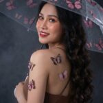 Chân dung nữ tính với váy đơn giản và những chi tiết ngọt ngào trong ánh sáng mờ ảo