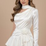 Chân dung thời trang quyến rũ với váy mini trắng một bên vai nổi bật