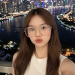 Chụp ảnh selfie bên dòng sông với ánh đèn thành phố lung linh