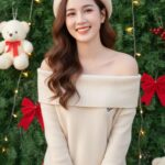 Ảnh chụp cô gái giữa bối cảnh lễ hội ấm cúng chất lượng 8k tươi sáng và tự nhiên.