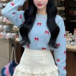 Chân dung cô gái trẻ xinh đẹp với vẻ ngoài ngọt ngào giữa khung cảnh dễ thương