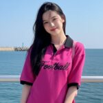 Cô gái trẻ duyên dáng bên bờ biển ngày nắng đẹp