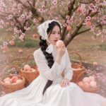 Chân dung cô gái Việt xinh đẹp giữa vườn đào với váy trắng và ánh sáng pastel