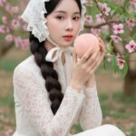 Chân dung cô gái Việt với vẻ đẹp tựa mơ trong vườn đào mùa xuân 8K sắc nét