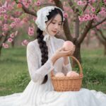 Chân dung cô gái Việt giữa vườn đào: Nét đẹp cổ điển mùa xuân trong từng chi tiết