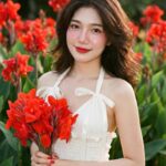 Chân dung cô gái châu Á xinh đẹp giữa vườn hoa canna rực rỡ