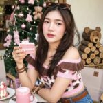 Chân dung cô gái trẻ phong cách Giáng sinh tại quán cà phê dễ thương