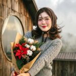 Chân Dung Cô Gái Châu Á Xinh Đẹp Với Khung Cảnh Vintage Ấm Áp