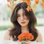 Chân dung cô gái trẻ giữa cửa hàng hoa phong cách và ánh sáng ấm áp