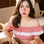 Chân dung cô gái Á Đông xinh đẹp giữa không gian ấm cúng và phong cách vintage