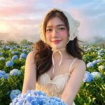 Cô gái xinh đẹp giữa thiên nhiên núi rừng miền Bắc Thái Lan và những bông hoa hydrangeas xanh