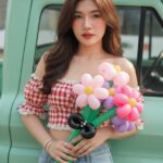 Chân dung cô gái trẻ xinh đẹp bên xe tải vintage trong ánh nắng dịu dàng