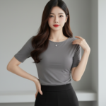 Thời trang hiện đại với áo phông xám tôn dáng và phong cách tự tin của bạn gái châu Á