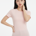 Chiếc áo cotton hồng nhẹ: Phong cách và sự tự tin trong từng chi tiết