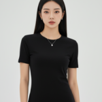 Cô gái tự tin với áo sơ mi cotton đen trong không gian thời trang sang trọng