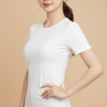 Bứt phá phong cách với áo cotton trắng: Sự tự tin của người mẫu trong studio tinh tế.