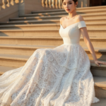 Sang trọng và quyến rũ với chân váy trắng lưng xòe giữa khung cảnh lãng mạn.