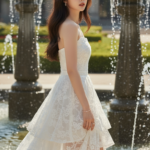 Váy xòe trắng mix cùng thiên nhiên tạo nên vẻ đẹp tươi mới và thanh lịch