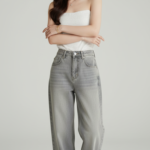 Chân dung người mẫu trẻ với phong cách thời trang denim thanh lịch và tự tin trong studio chuyên nghiệp