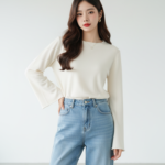 Chân dung quyến rũ của cô gái trong jeans denim rộng thoải mái tại studio tối giản