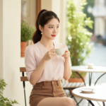 Tạo chân dung thực tế của cô gái trẻ trong phong cách năng động và hiện đại