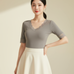 Chân dung trẻ trung trong studio tối giản với trang phục và ánh sáng hoàn hảo