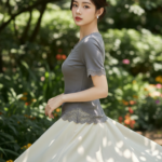 Chân dung thiếu nữ trong vườn xanh với trang phục thanh lịch và ánh nắng rực rỡ