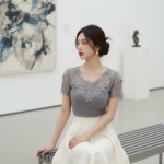 Chân dung nghệ thuật của cô gái trẻ trong không gian gallery hiện đại