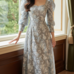 Chân dung cô gái trẻ trong váy hoa xám ở biệt thự sang trọng