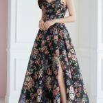 Chân dung nữ thanh niên tự tin trong bộ váy hoa đen thanh lịch tại studio chuyên nghiệp