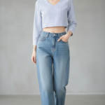 Chân dung thời trang thanh lịch của cô gái trẻ trong bối cảnh tối giản hiện đại