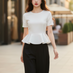 Chân dung thanh lịch của cô gái trẻ trong trang phục thời thượng tại phố cao cấp