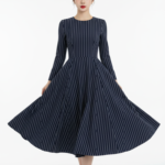 Bức chân dung ấn tượng của người mẫu với đầm navy sọc tinh tế và phong cách tự tin