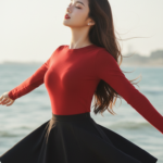 Chân dung thanh lịch của cô gái trẻ bên biển với phong cách thời trang nổi bật.