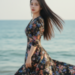 Chân dung người phụ nữ trẻ đầy tự tin bên bờ biển với trang phục cuốn hút